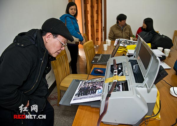 湖南省 摄影/(摄影家们将现场拍摄的照片进行打印，准备送给老红军战士。)...