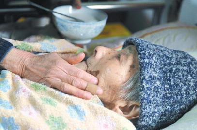 75岁女儿照顾98岁瘫痪母亲 两人爱叫对方老美女