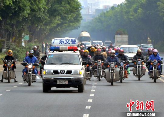 十万铁骑大军返乡过境粤梅州 交警开路义工送