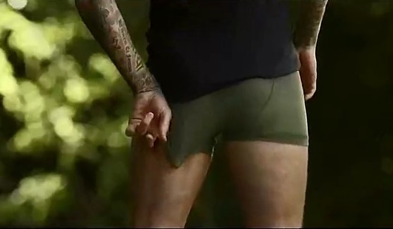 小贝半裸穿紧身<em>内裤</em>展现臀部线条