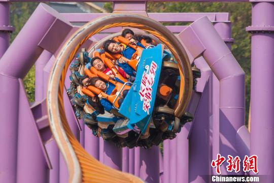 广州长隆推出十环过山车爱情专列挑战吉尼斯