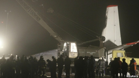 乌克兰客机冲出跑道后起火至少五人遇难（图）