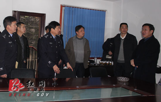 王周、欧阳建华新年上班第一天走访慰问干部职