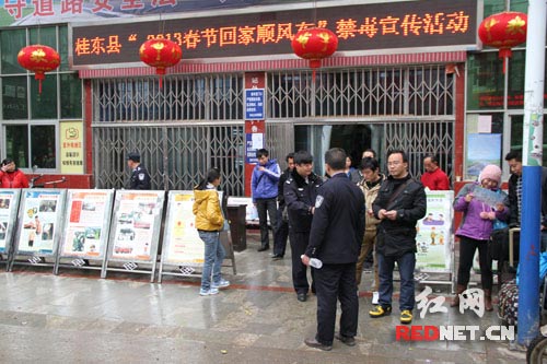 桂东开展春节回家顺风车禁毒宣传活动