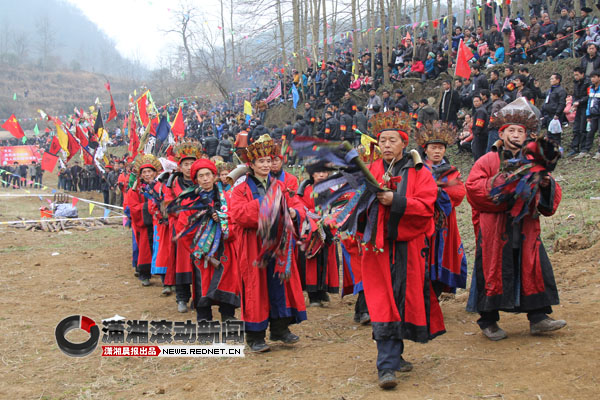 湘西苗寨巴代艺术节 万名苗族同胞盛装聚会[图