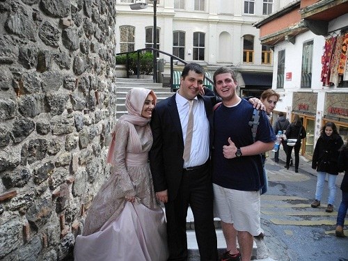 卡朋特和一对土耳其新人的合照