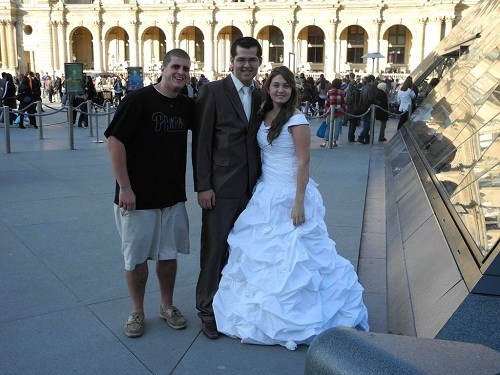 卡朋特和在巴黎卢浮宫遇到的一对新人