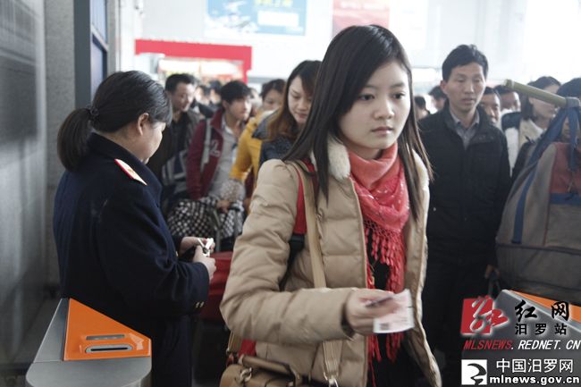 高铁汨罗东站迎战节后客流高峰