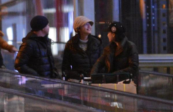 姚晨携老公曹郁回京 小腹微隆全程微笑(图)