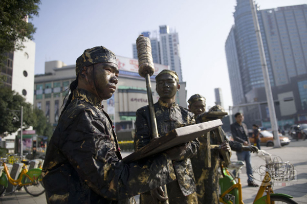 株洲大学生行为艺术倡议爱护公共自行车(图)