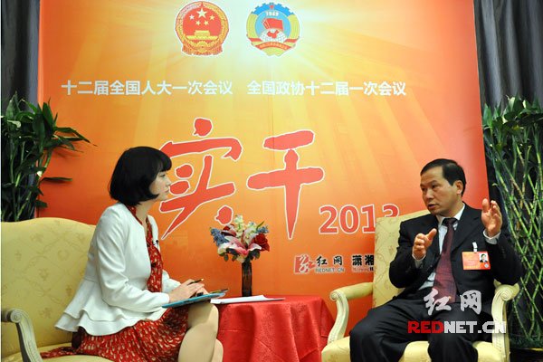 3月7日，全国人大代表、中国电信湖南公司总经理廖仁斌做客红网设在北京的“实干2013”全国“两会”访谈室，畅谈如何促进网络生活方式健康发展。