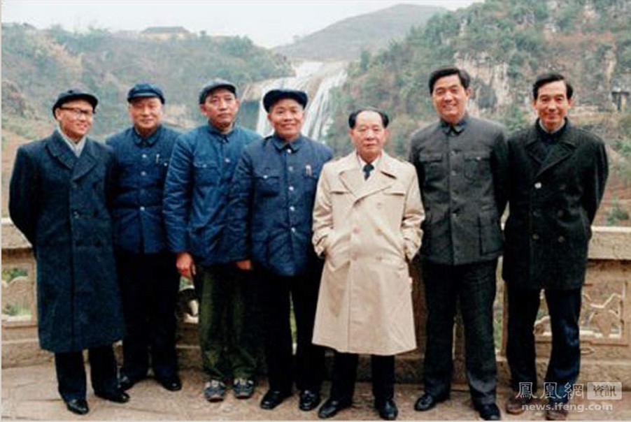 胡耀邦和胡锦涛,温家宝等人的合影