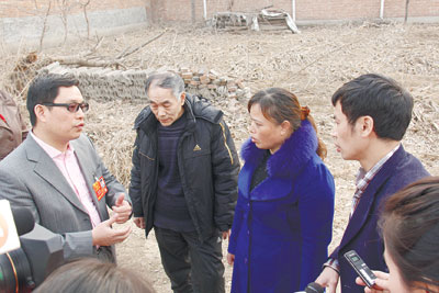 3月7日下午,谢子龙到北京顺义天竺镇二十里堡村,了解女尘肺病人情况