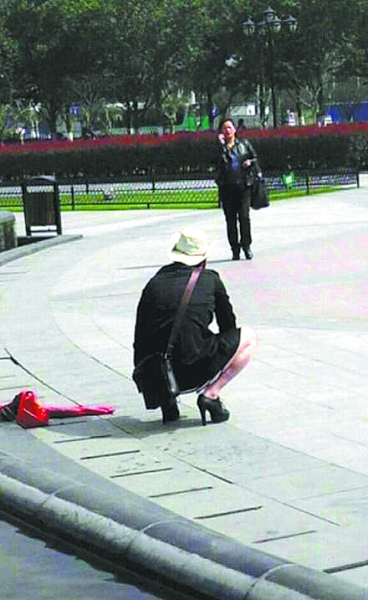 武汉:男子穿丝袜高跟鞋街头闲逛被围观(图)