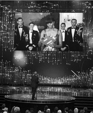 2月24日，米歇尔连线奥斯卡颁奖现场，揭晓最佳影片。