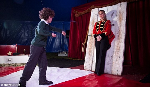 爱德华一年中有8个月会跟着自家经营的马戏团到全国演出，而他表演的节目就是向他的妈妈投飞刀