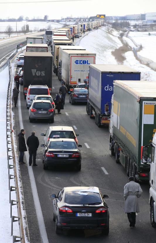 受大雪影响,巴黎至布鲁塞尔的高速公路堵车.