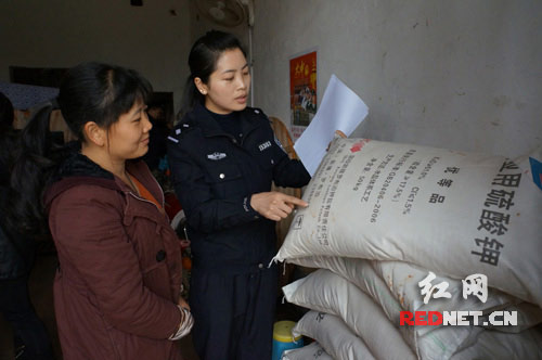 嘉禾公安进村入户 宣传农资打假(图)