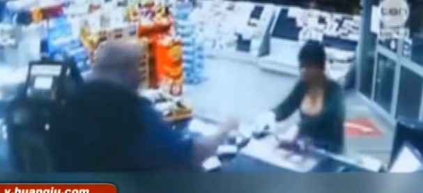 [视频]澳女子露胸器迷店家 偷走9千元遭逮