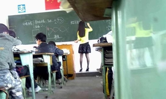 [视频]中学禁女教师穿黑丝袜引争议