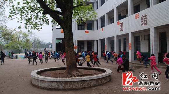 衡阳县:安全教育日学生进行逃生演练