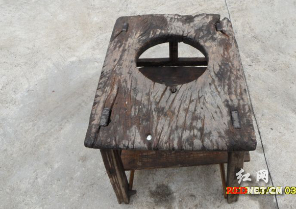 网友“一苇过江”称这个坐篮有160岁了，是自己爷爷的父亲小时候坐过的，现在他自己的小孩也要坐了。