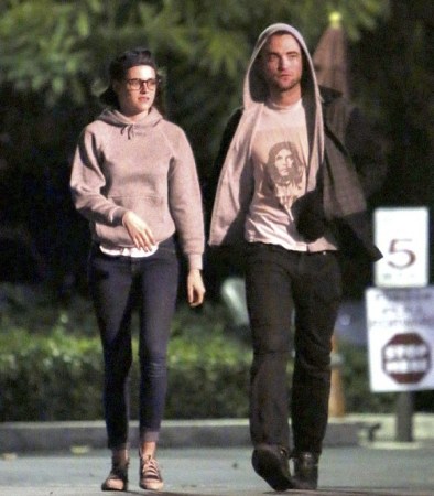 “暮光情侣”深夜外出逛超市 亲密热聊破情变(图)_娱乐频道_红网