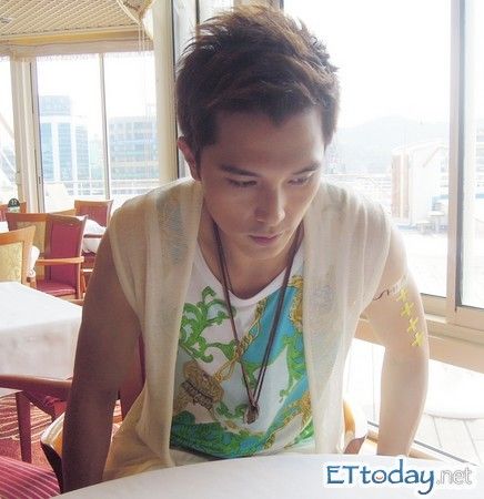 邱泽不信唐嫣自残 回应指责:我都承受