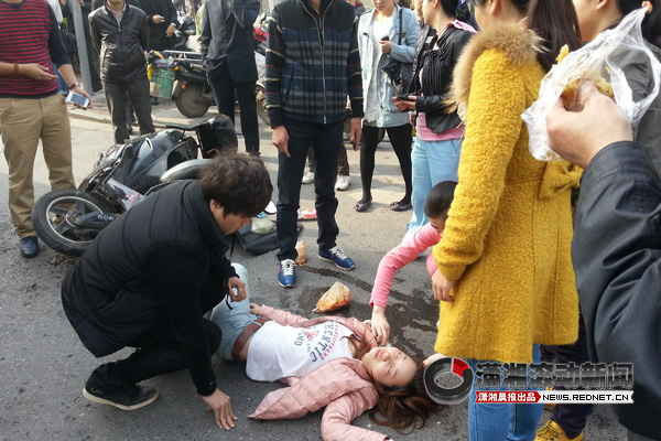 电动车逆行与驾校送考教练车相撞