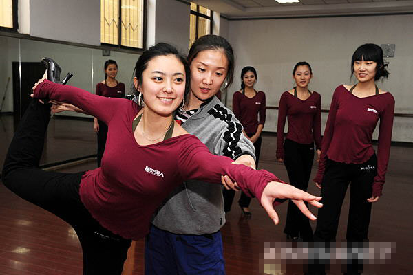 <em>艺校</em>潜规则超职场+美女利益<em>身体</em>博弈不断(图)