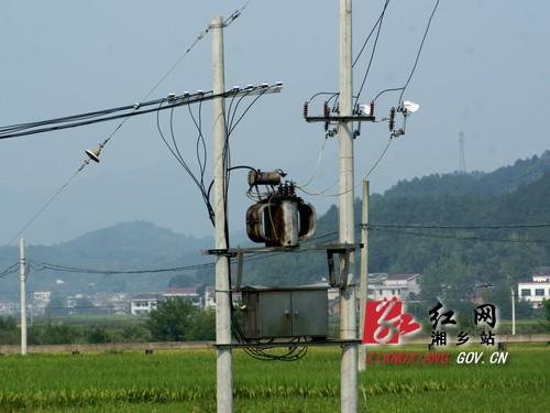 2011年,棋梓镇新和村私自安装的变压器.