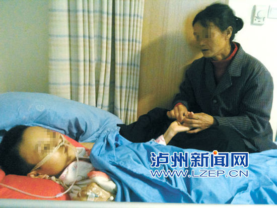 掐脖子窒息过程_李诗英被掐住脖子