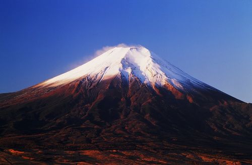 日本富士山不断发生异变出现300米长裂缝(图)