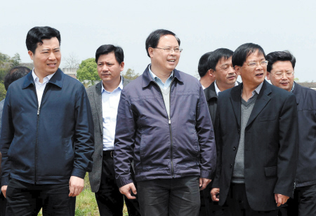 昨日,市委副书记,市长张剑飞到宁乡县坝塘镇等地调研.石祯专 摄