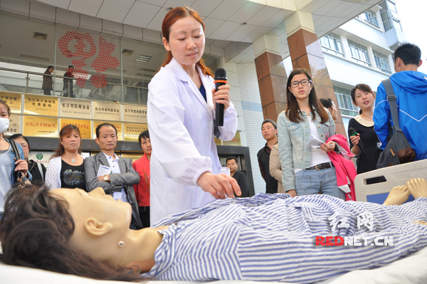 预防乳腺癌应每月自检一次 专家现场教<em>女性</em>学