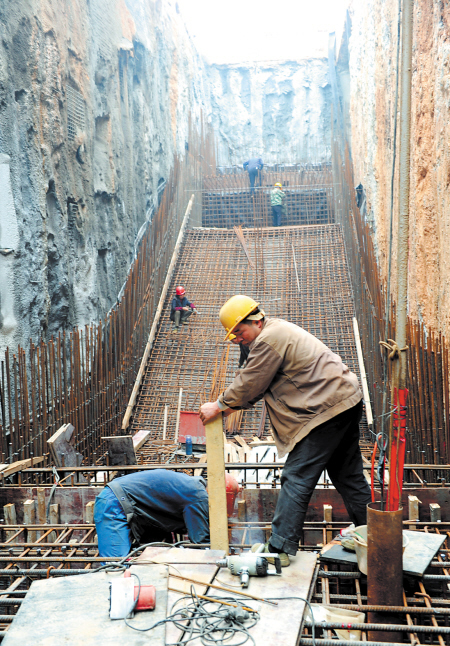 建设者正加紧地铁2号线溁湾镇站入站口施工.