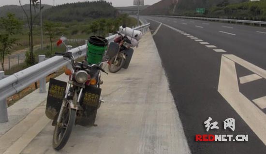 两摩托车高速上飞驰 见民警拦截翻栏逃窜