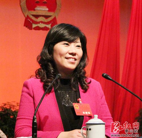 (衡山县委副书记,县长曾巧敏作《政府工作报告》.)