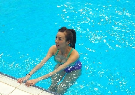 [视频]周韦彤回应夹紧说