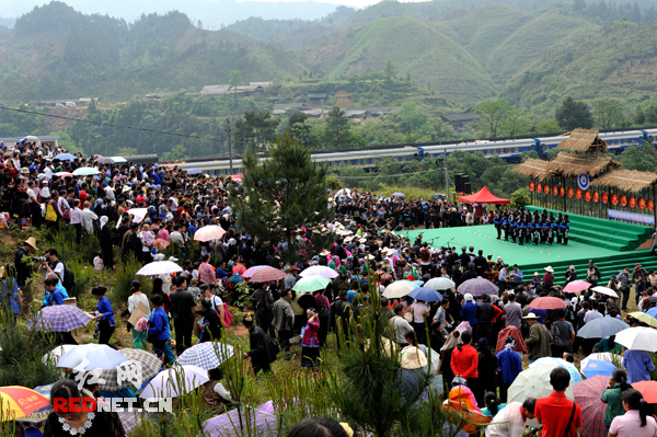 通道侗族自治县牙屯堡镇龙门山,用歌声纪念三百年前当地一对在大戊梁