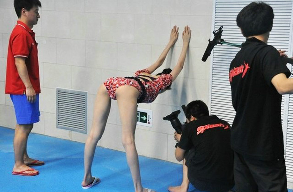 [视频]刘雨欣不惧走光 穿性感泳衣劈腿秀“一字马”_红网视听_红网