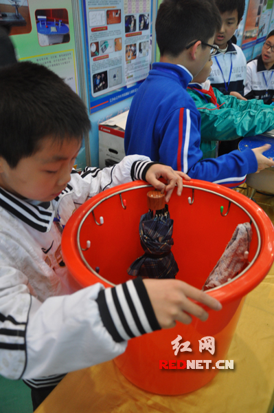 湖南中学生发明新式跷跷板 家长能和孩子一起