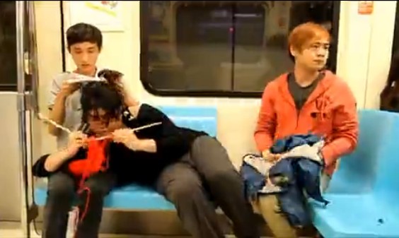 [视频]恶搞台湾地铁活春宫 在外套里到底能做什