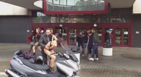 一女被<em>扒</em>只剩