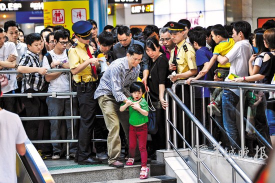 广州地铁1号线列车突发故障 多站乘客拥挤滞留