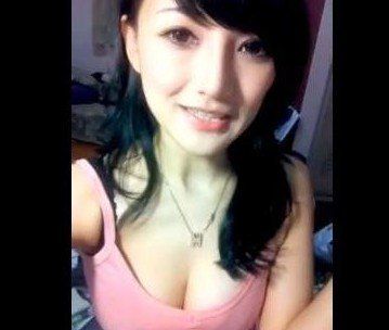 台湾<em>巨乳女模</em>低胸短裙现身 宅男追捧致交通瘫