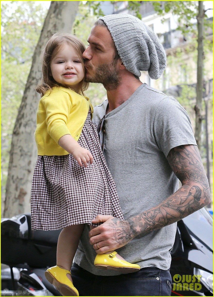 贝克汉姆夫妇带女儿逛街