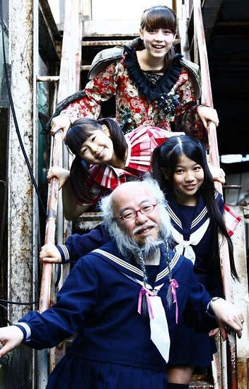 [视频]无法直视!日本62岁大叔穿水手服扮萝莉爆