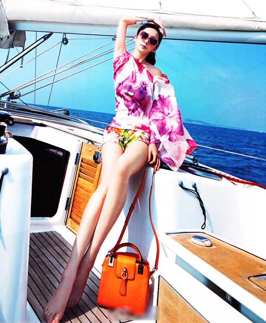 [<em>视频</em>]杨幂长腿<em>照片</em>引风波 遭网友吐槽赛姚明_