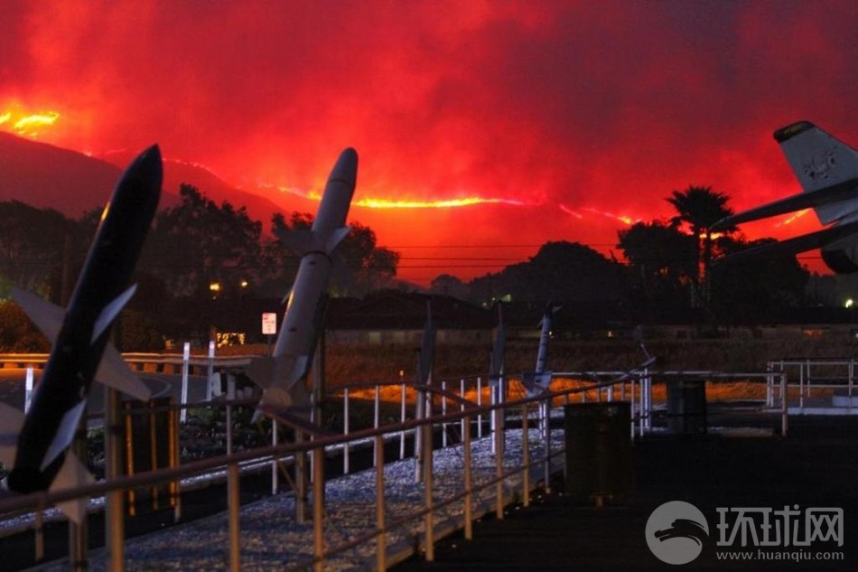 加州大火逼近美军事基地 海军参与救灾(组图)